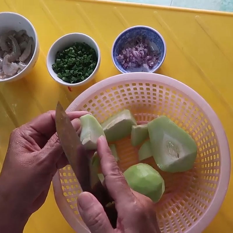 Hành lá và hành tím băm nhỏ chuẩn bị cho canh su su