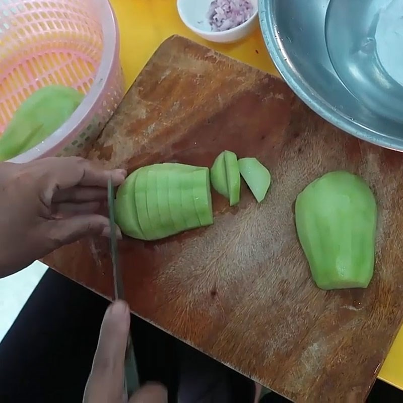 Hành lá thái nhỏ chuẩn bị cho canh su su nấu mọc