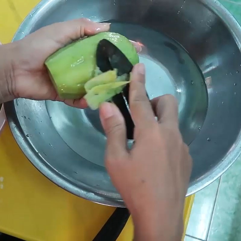 Su su sau khi gọt vỏ và cắt miếng cho món canh mọc