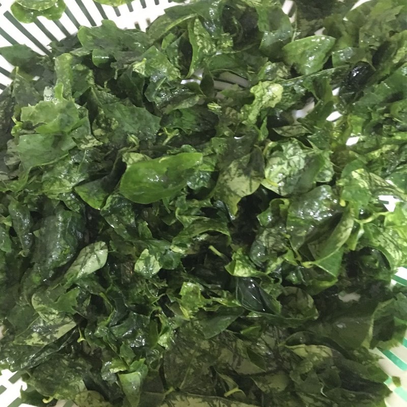 Sơ chế nguyên liệu làm món canh cá lăng nấu măng chua
