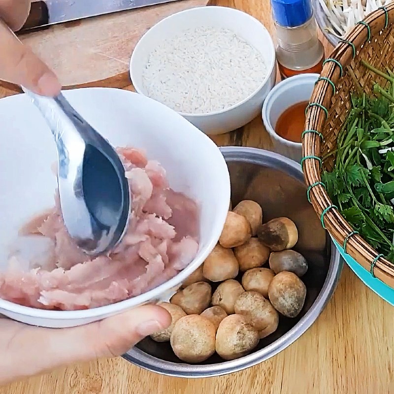 Hành lá và ngò rí tươi cắt nhỏ dùng cho cháo chả cá