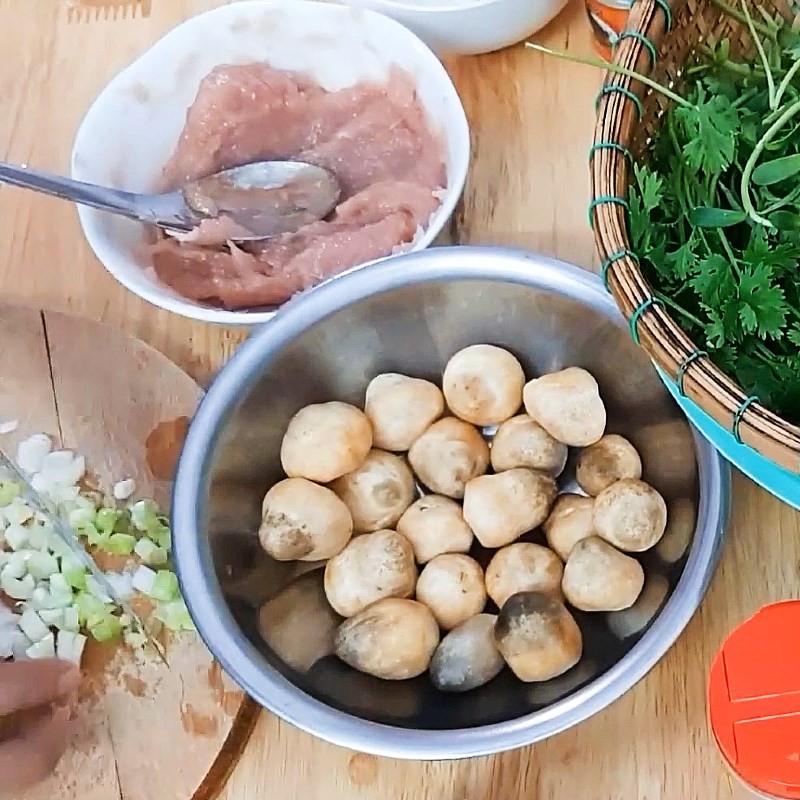 Thịt cá thác lác nạo tươi chuẩn bị làm chả cá
