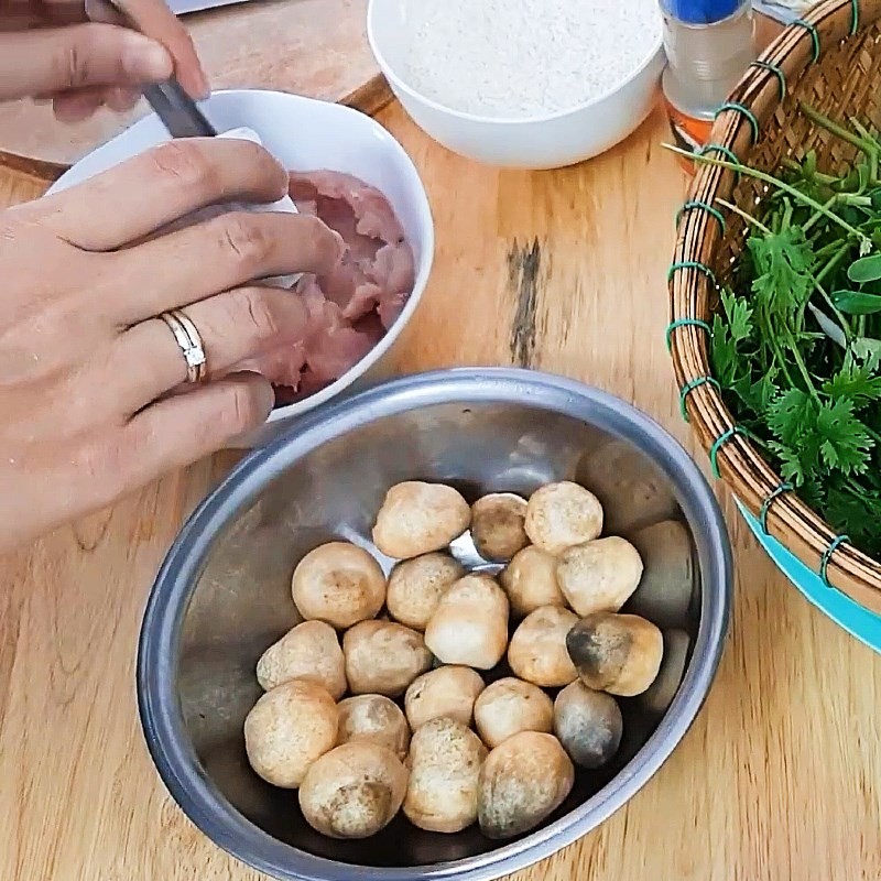 Ướp cá thác lác nạo với gia vị làm chả cá dai