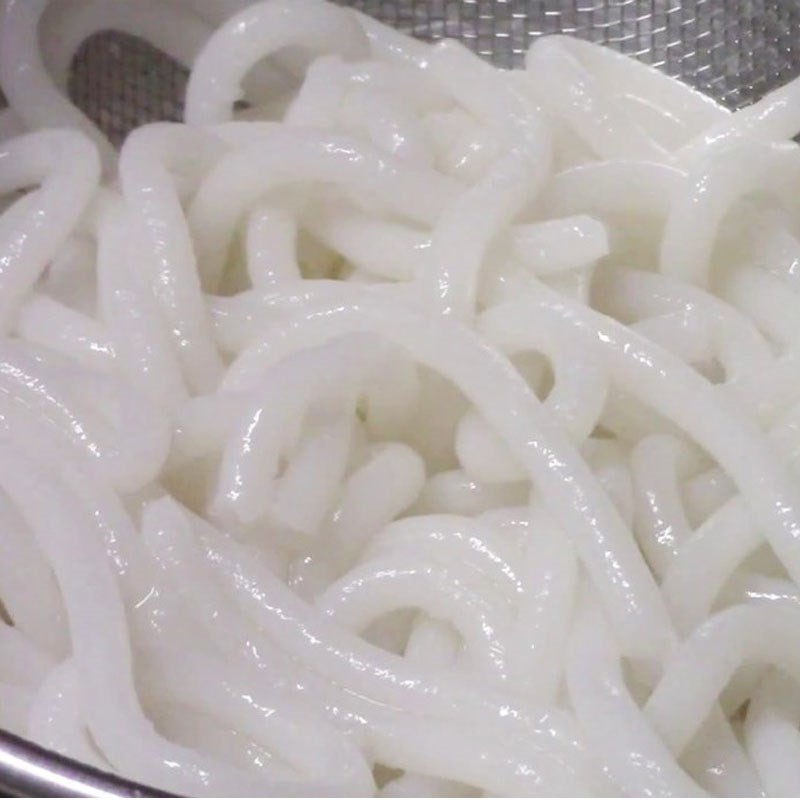 Sợi bánh canh tươi đang được chần qua nước sôi để đảm bảo độ dai ngon cho bánh canh chả cá Quy Nhơn