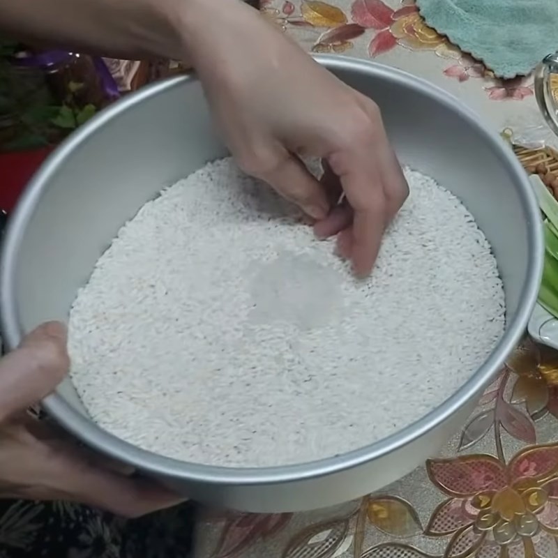 Rang mè trắng và đậu phộng để làm muối mè ăn kèm xôi hoa đậu biếc lá dứa