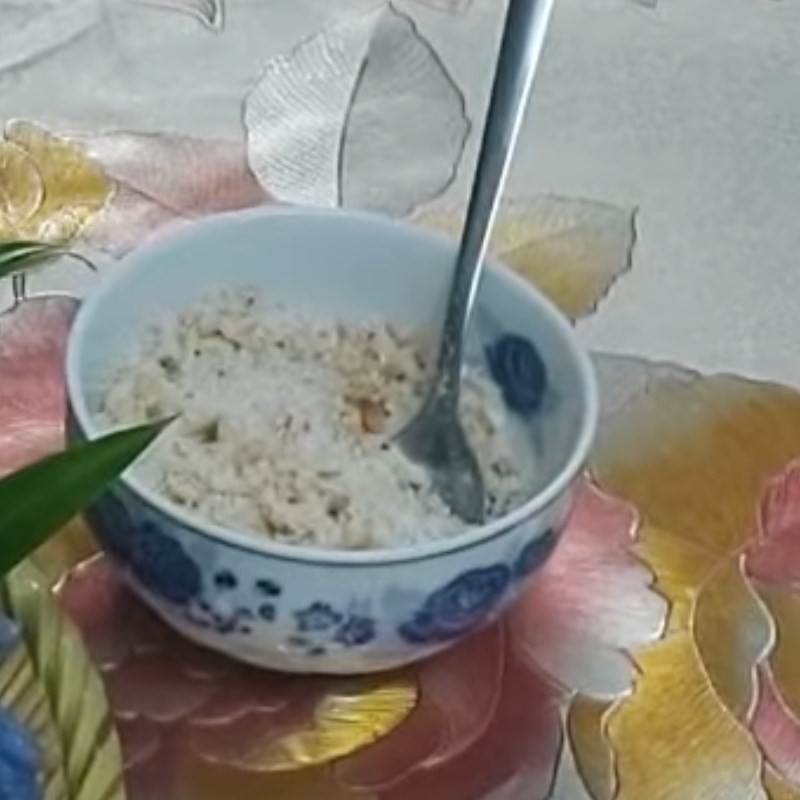 Trộn đậu phộng, mè và muối đã giã dập thành muối mè chấm xôi
