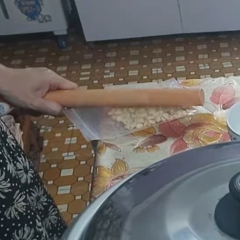 Sơ chế đậu phộng sau khi rang để làm muối mè cho món xôi hoa đậu biếc
