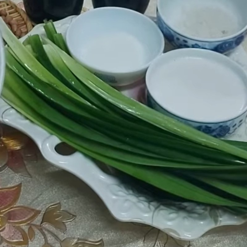 Lá dứa tươi được rửa sạch, chuẩn bị để nấu xôi hoa đậu biếc