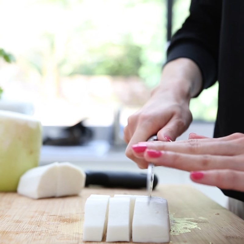 Cắt củ cải thành miếng vừa ăn cho món canh củ cải sườn heo