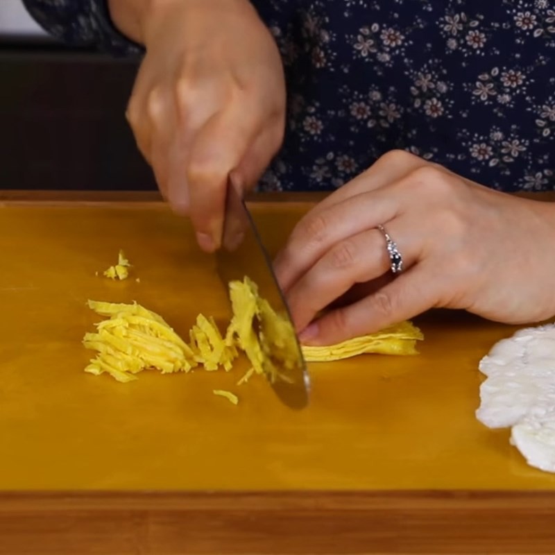 Chiên lòng đỏ và lòng trắng trứng trang trí canh củ cải gà