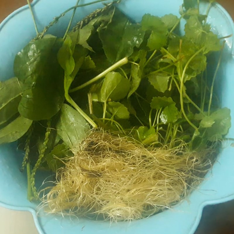 Sơ chế các nguyên liệu sạch sẽ cho nước mát râu bắp
