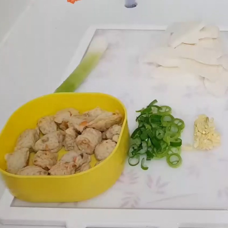 Sơ chế củ cải, chả cá và hành boa rô cho canh củ cải chả cá Hàn Quốc