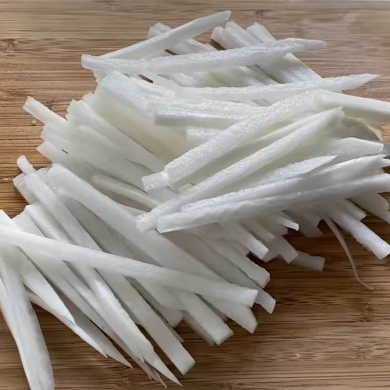 Củ cải cắt sợi cho món canh củ cải cá hồi thanh mát