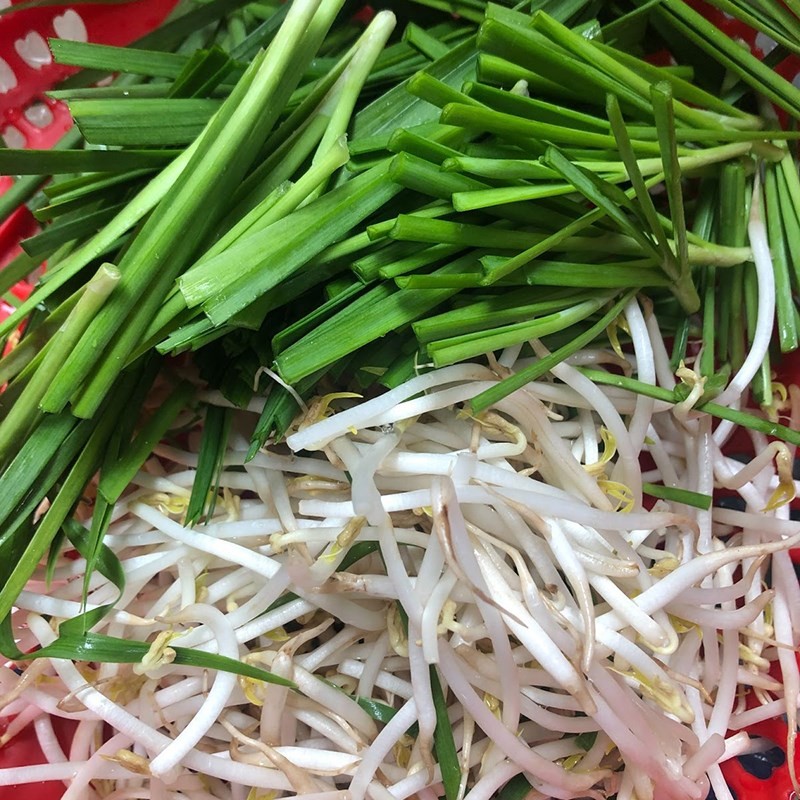 Sơ chế nguyên liệu làm canh trứng cà chua, cắt hành lá