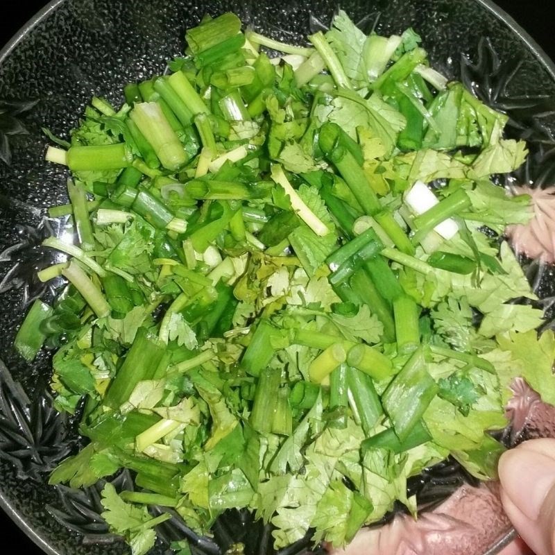 Sơ chế nấm và rau thơm chuẩn bị cho cháo chim cút
