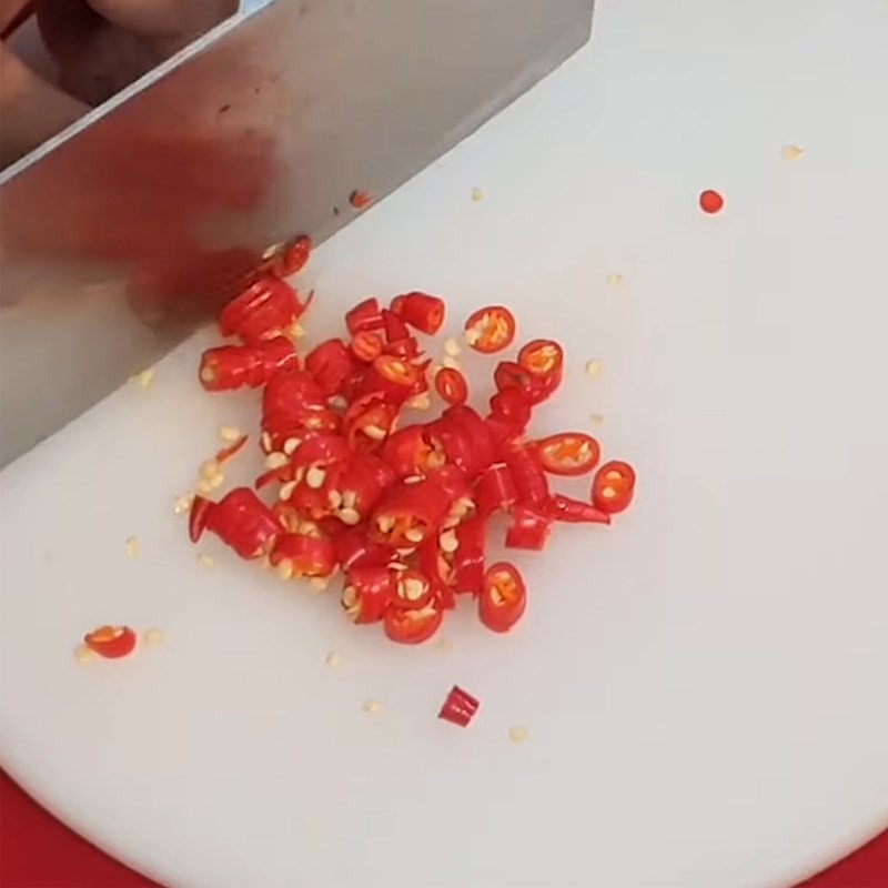 Tỏi và ớt băm nhuyễn chuẩn bị cho nước lẩu cá tra chua cay