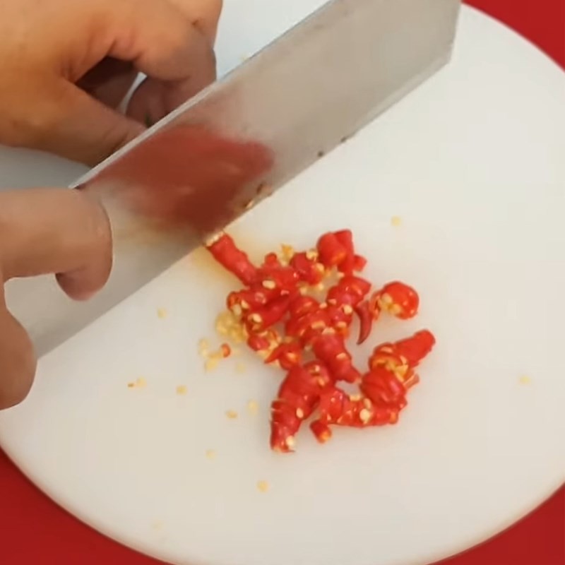 Tỏi và ớt đã băm nhỏ sẵn sàng cho nước chấm và lẩu cá tra nhúng giấm