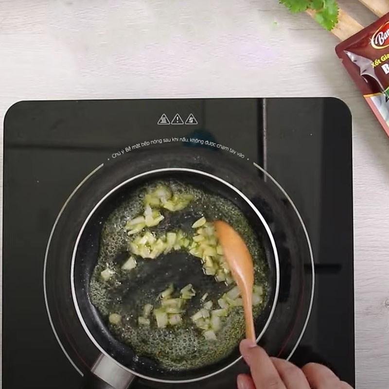 Cắt khoai tây và cà rốt cho món bò sốt vang