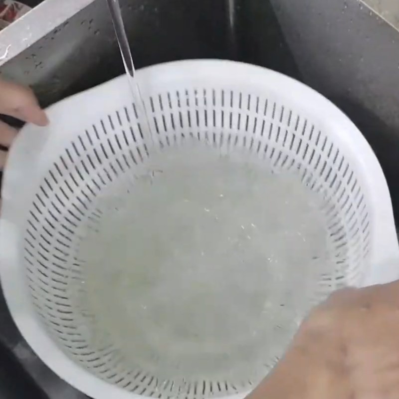 Sơ chế nha đam và táo đỏ cho món hạt chia đường phèn