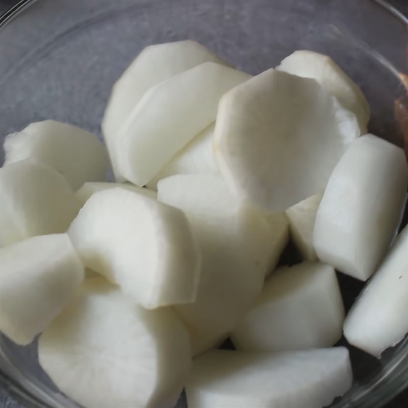 Sơ chế các loại rau củ chuẩn bị cho món canh bông cải