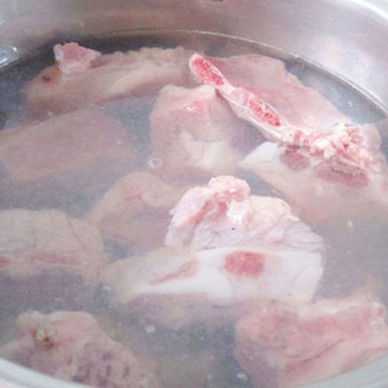 Sơ chế sườn non để nấu canh su su