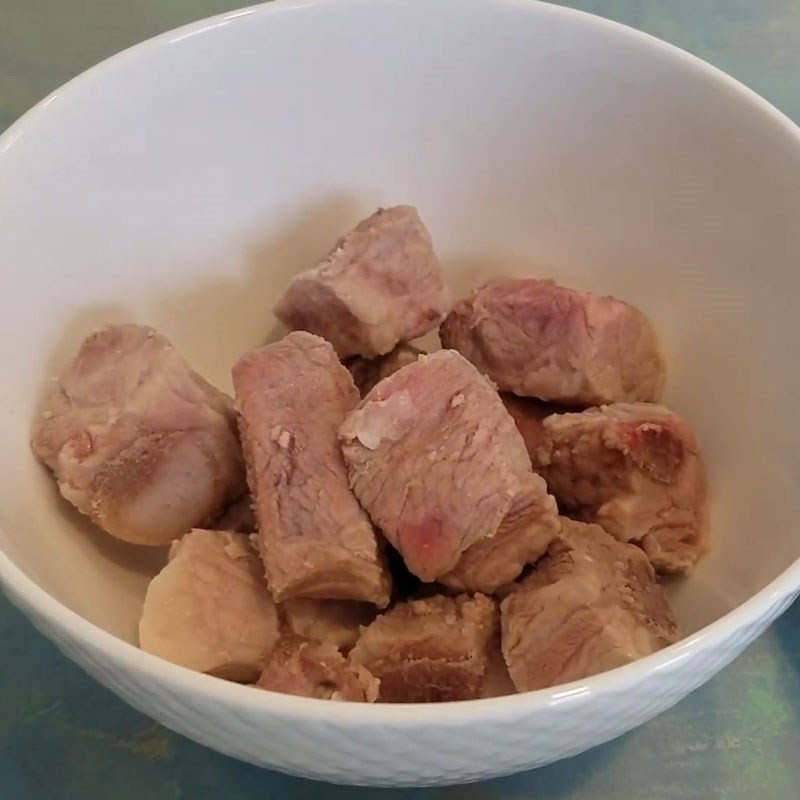 Làm sạch sườn non trước khi hầm canh su su
