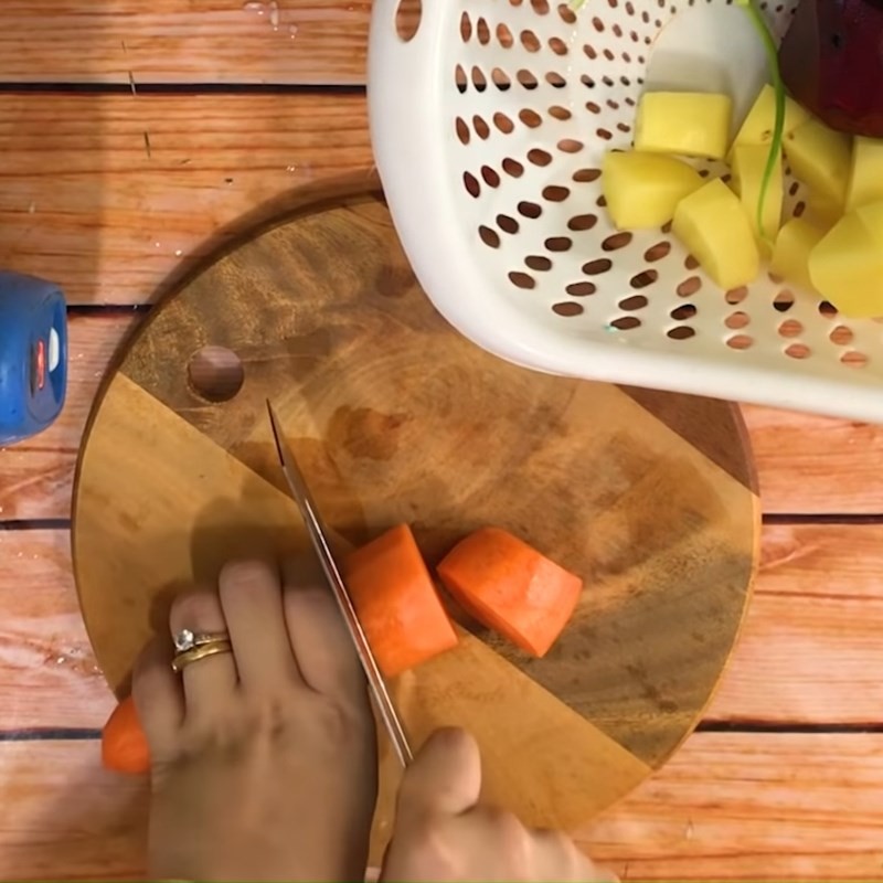 Gọt vỏ và cắt miếng vừa ăn cho cà rốt, củ dền để nấu cháo sườn