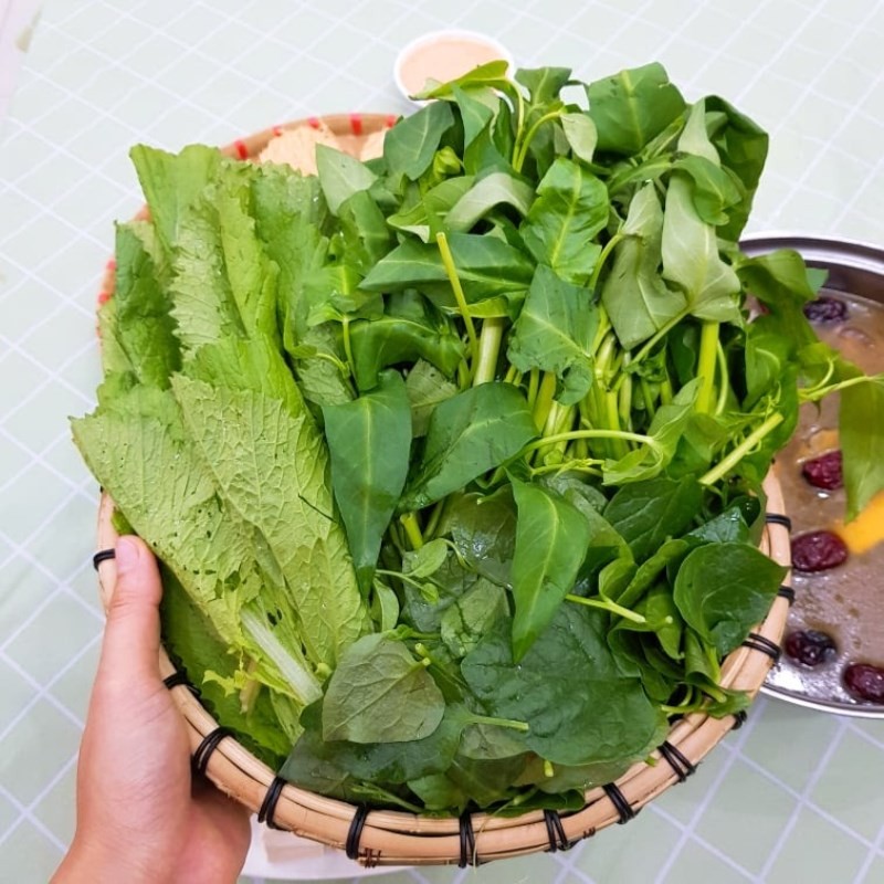 Rau muống tươi xanh đã nhặt và rửa sạch để nhúng lẩu đuôi bò thuốc bắc