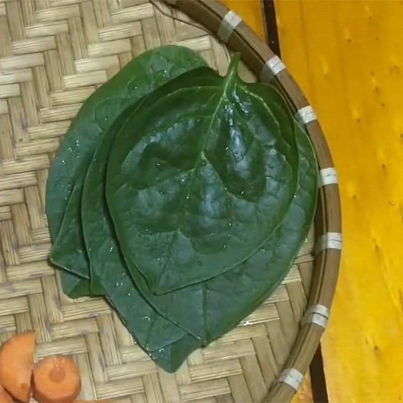 Sơ chế rau mồng tơi sạch sẽ để nấu cháo