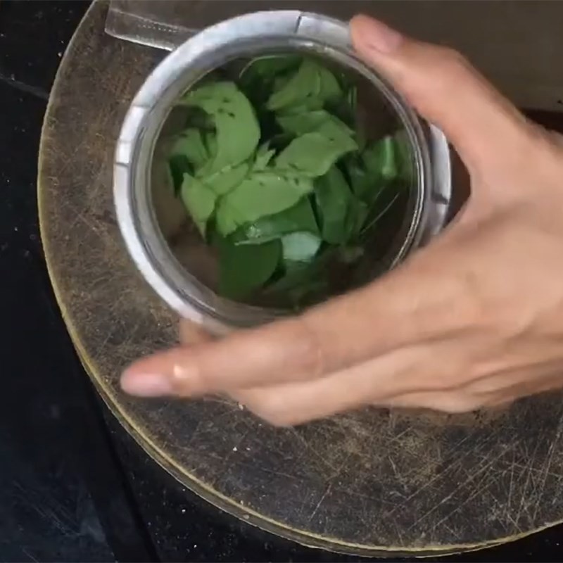 Xay nhuyễn hỗn hợp rau mồng tơi và cà rốt