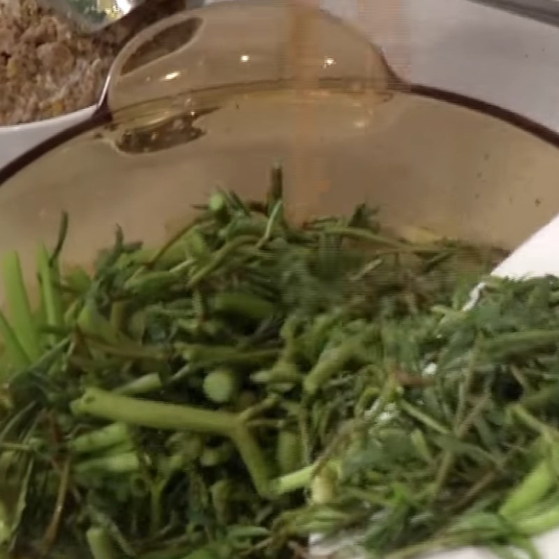 Sườn non đã được chần sơ, sẵn sàng để hầm nước dùng bún riêu