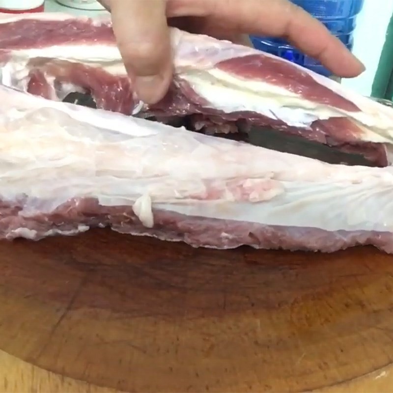 Sườn bò được rửa sạch và cắt khúc, chuẩn bị cho sườn bò hầm đu đủ.
