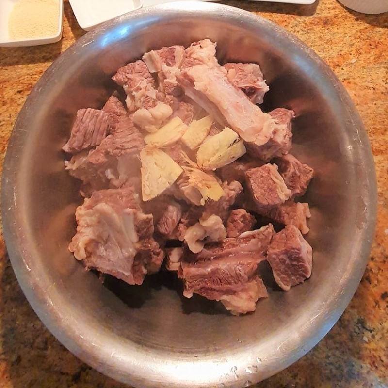 Sườn bò đã được làm sạch hoàn toàn sẵn sàng để ướp gia vị cho món phở bò kho