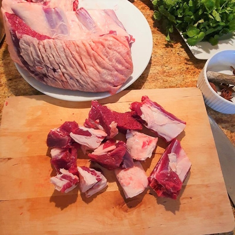 Sườn bò đã sơ chế cho món phở bò kho