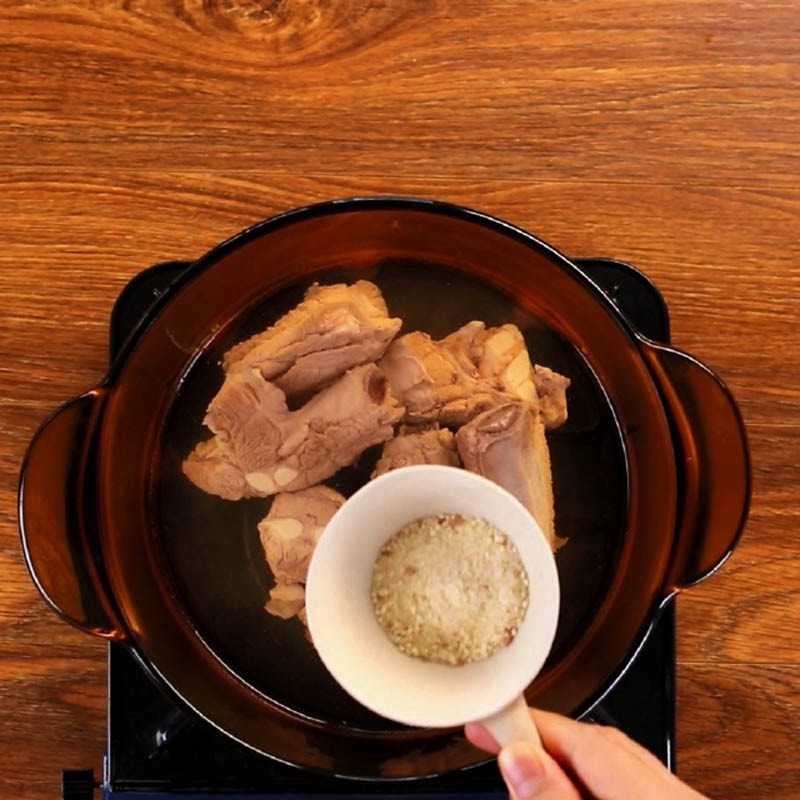 Sườn non đã được rửa sạch sau khi trần, sẵn sàng cho công đoạn ninh nấu nước dùng bún bung