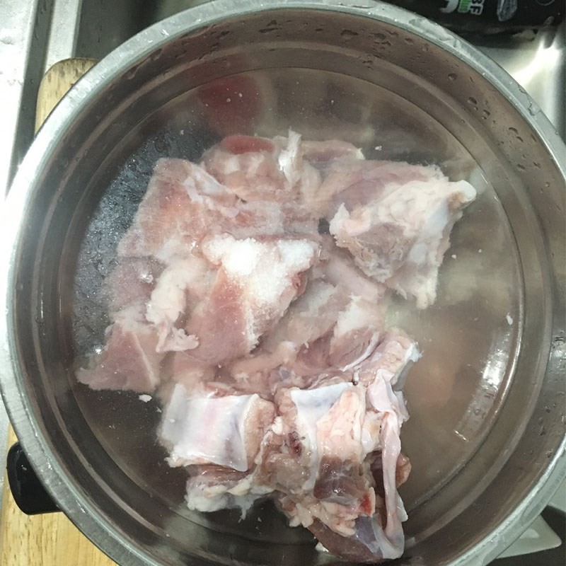 Bước 1 Sơ chế sườn non Canh kim chi sườn heo