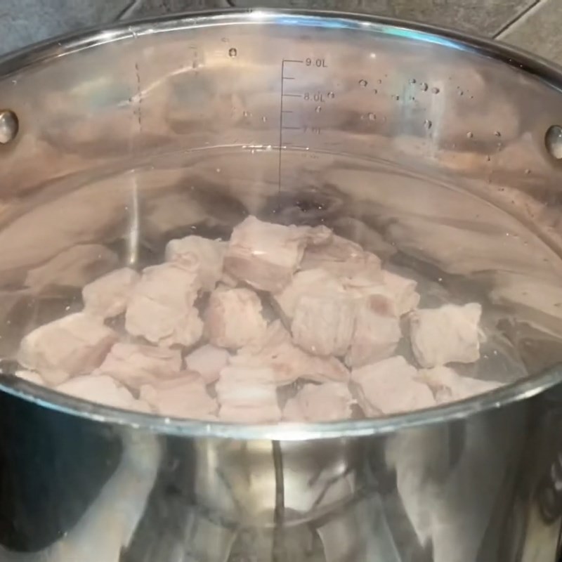 Hầm sườn non để lấy nước dùng ngọt thanh, nền tảng của món bún cua ốc