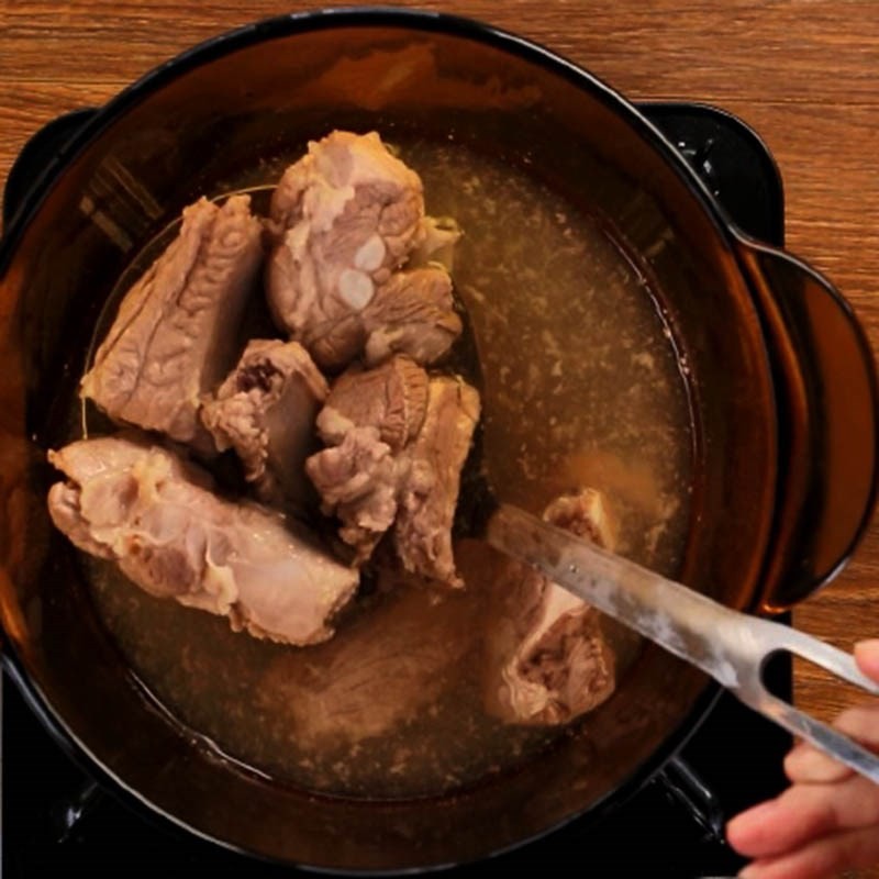 Sơ chế sườn non và ướp gia vị đậm đà cho món bún sườn chua