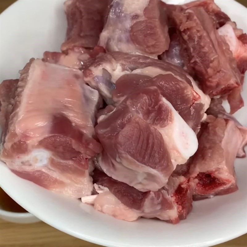 Sườn heo được sơ chế sạch sẽ để nấu cháo sườn ngô