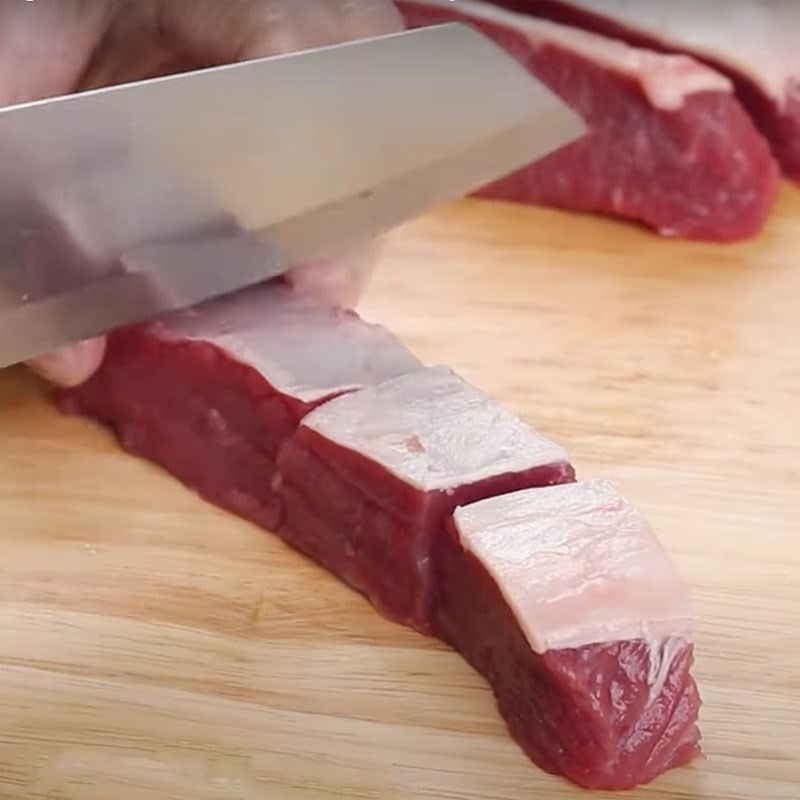 Rửa sạch thịt bò sau khi cắt