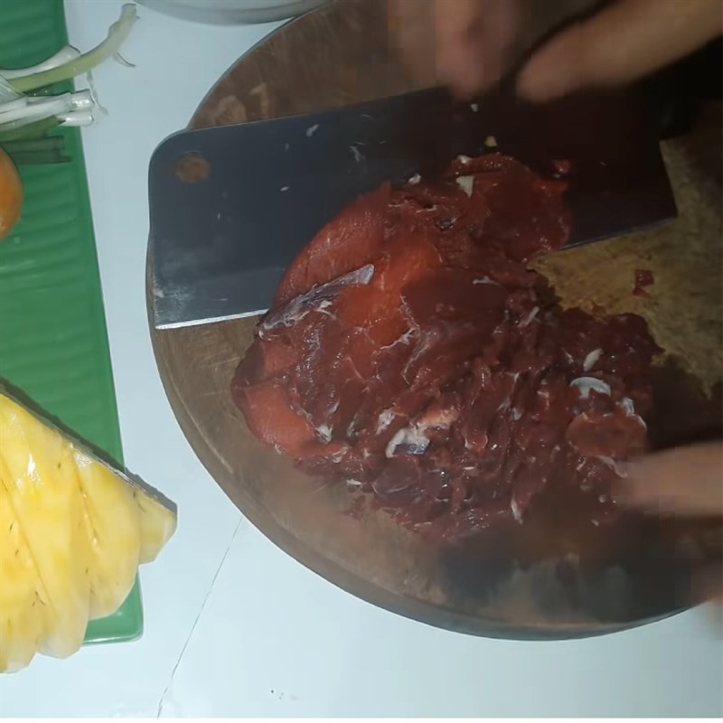 Sơ chế thịt bắp bò thành lát mỏng cho món canh thơm