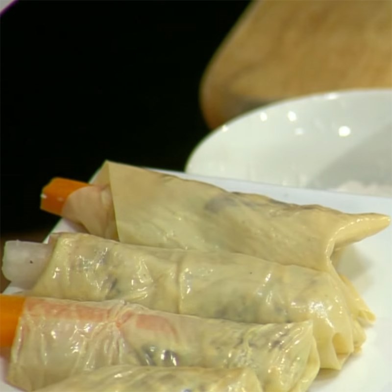 Tạo hình đùi gà chay với cà rốt làm xương giả