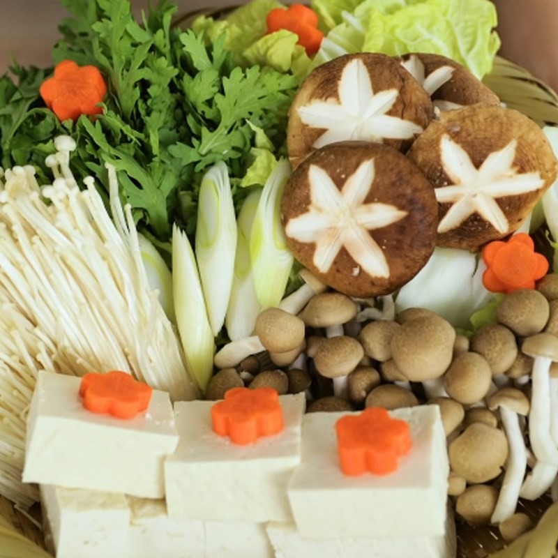 Các loại rau củ và đậu hũ đã được sơ chế sẵn sàng nhúng lẩu shabu shabu