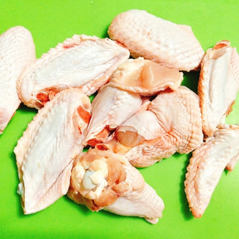 Khâu sơ chế thịt gà sạch sẽ, sẵn sàng cho công thức cách nấu canh trứng gà biến tấu.