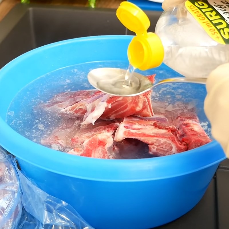Cắt thịt heo thành thớ dày vừa phải để ướp
