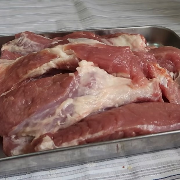 Thịt heo đã sơ chế sẵn sàng để tẩm ướp