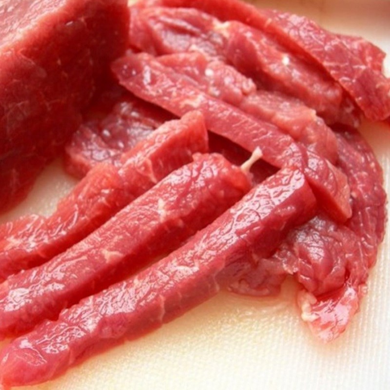 Thịt thăn heo tươi ngon được cắt miếng vừa ăn để nấu canh kỷ tử