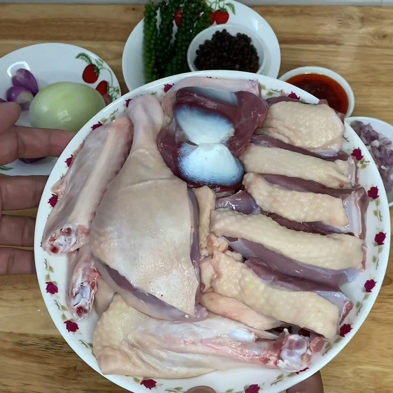 Bước 1 Sơ chế vịt Lẩu vịt măng cay