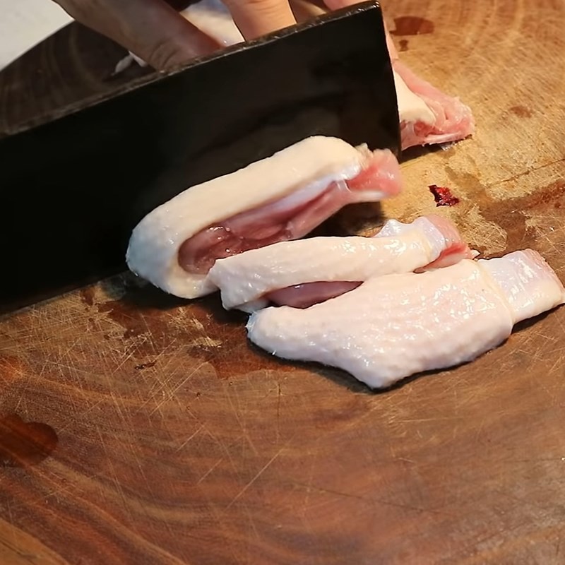 Thịt vịt đã chặt miếng, sẵn sàng cho công đoạn sơ chế cách nấu vịt om măng