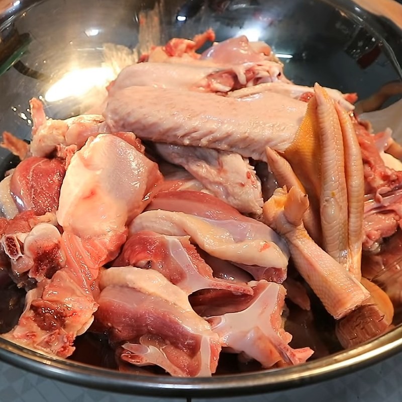 Sơ chế thịt vịt sạch không hôi cho món bánh canh vịt